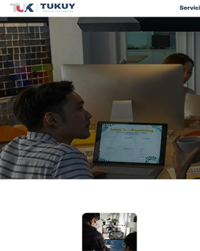 Página de inicio de soluciones digitales que muestra los servicios y equipos trabajando